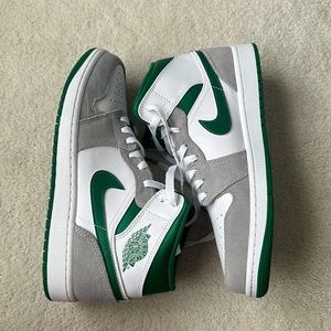 Nike Air Jordan 1 Mid SE GS Pine Green Smoke Grey - Mens 9.5